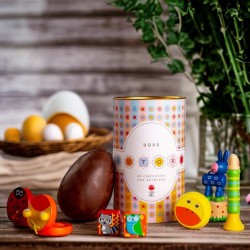 Vollmilchschokoladen-Osterei mit Überraschung für Kinder im Zylinder_1